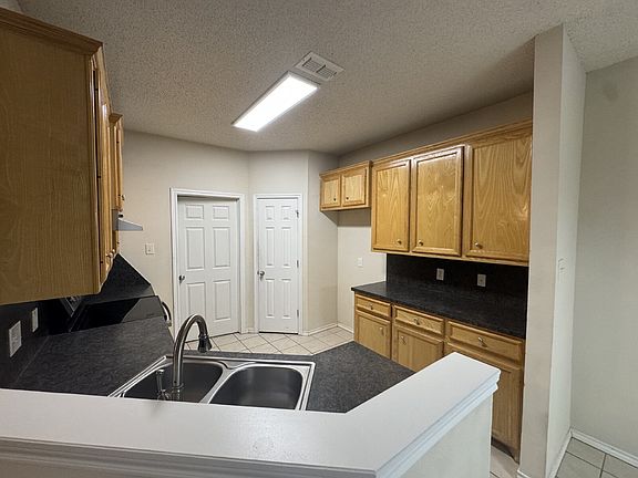 4th image of 10605 Dixon Ave
