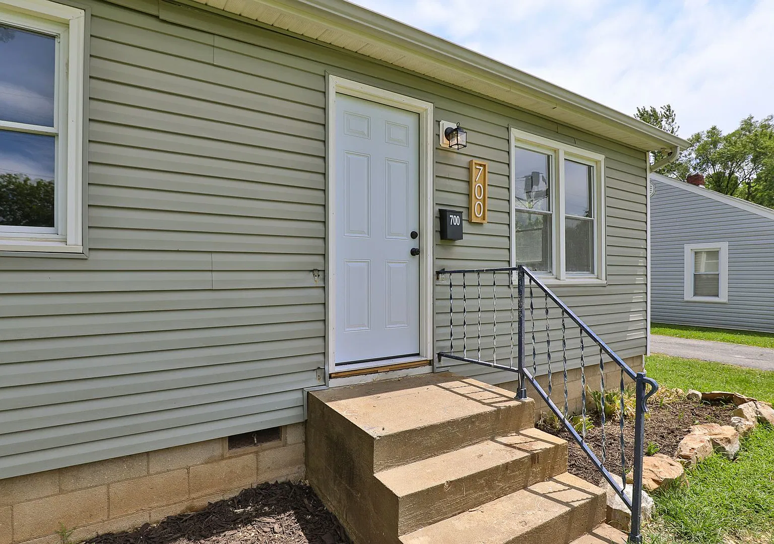 1 Bedroom | 1 Bathroom | House With Carport | Located On A Quiet Street| Lawn Care And Trash Incl... — Photo 4