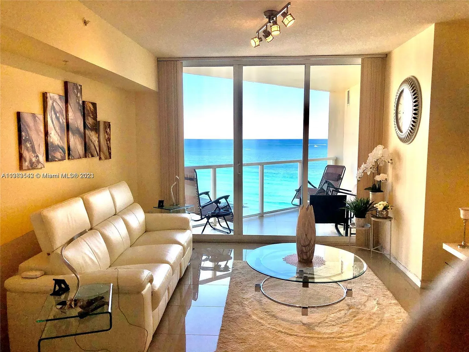 La Perla Condo — Photo 1