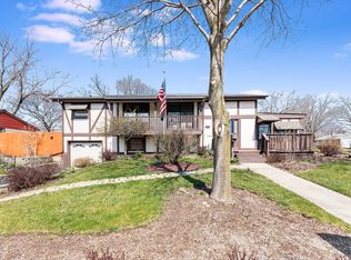 100 Del Rio Rd, Carpentersville, IL 60110