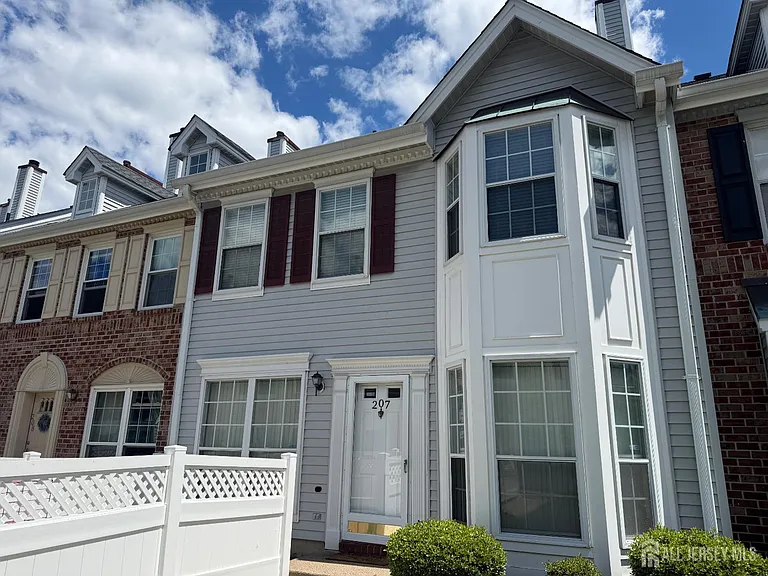 207 Darwin Ln — Photo 1
