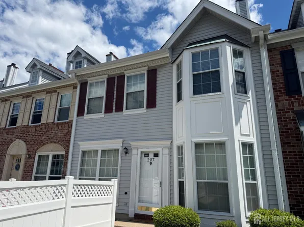 207 Darwin Ln, North Brunswick, NJ 08902