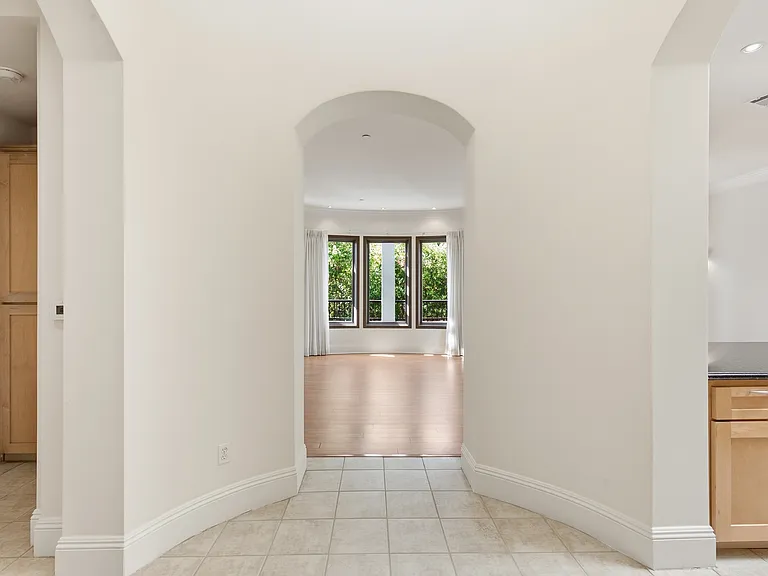 10305 Almayo Ave #404 — Photo 4