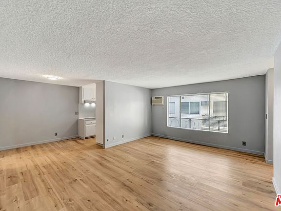 2nd image of 1424 N Poinsettia Pl #306