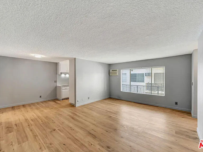 1424 N Poinsettia Pl #306 — Photo 2