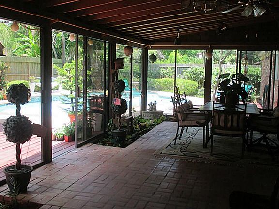 Huge screened in patio area will be great for entertaining