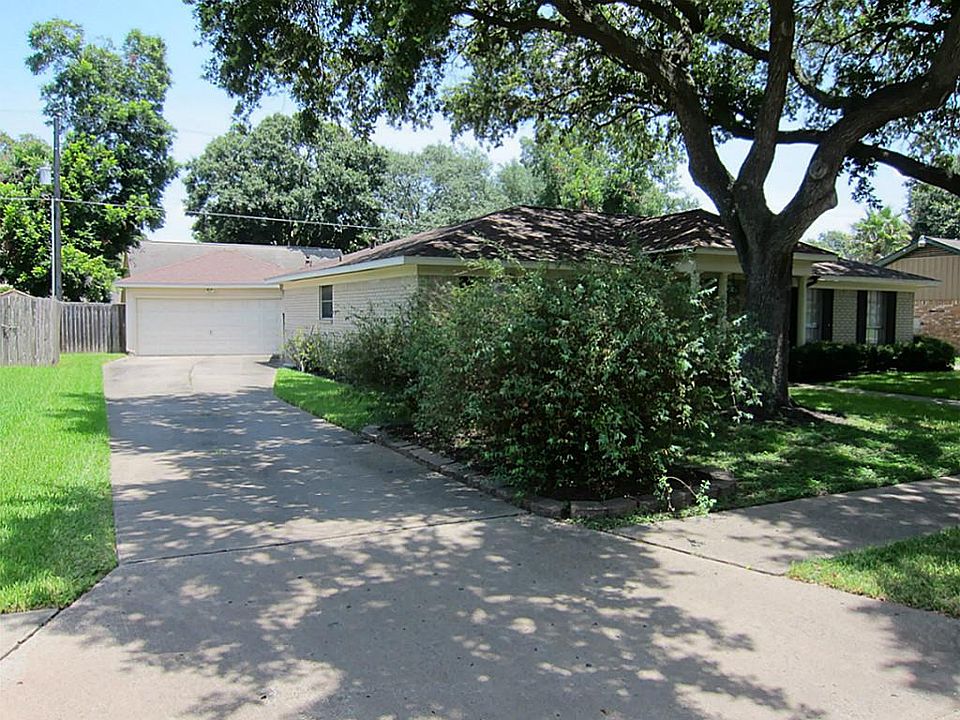 DOUBLE WIDE LONG DRIVEWAY AND DETACHED GARAGE