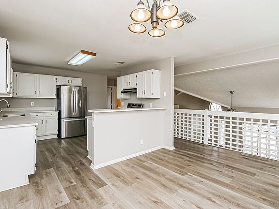 5th image of 555 W Spur Ave