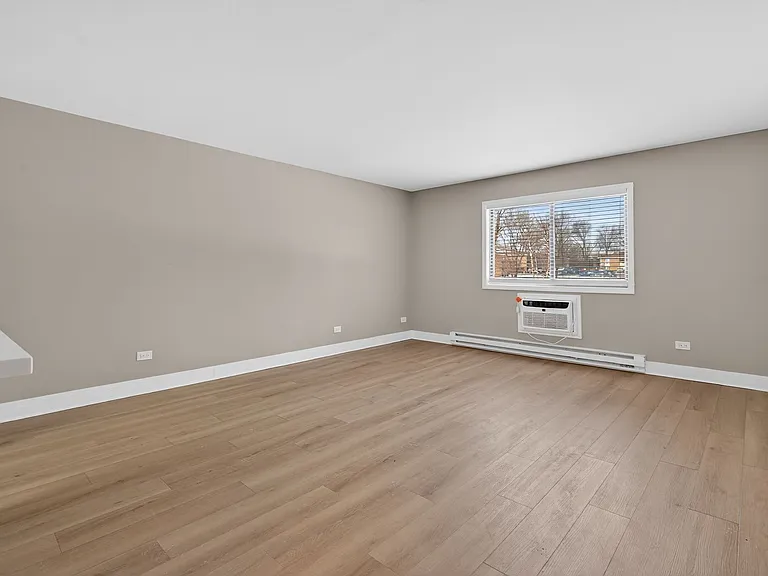 Lakeside Village Apartments — Photo 49