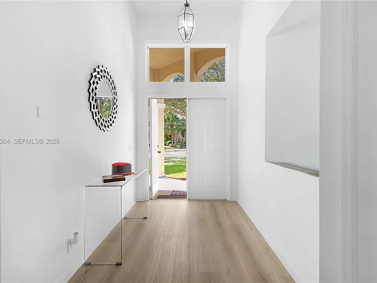 1102 Camellia Cir — Photo 2