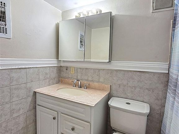 4th image of 441 Collins Ave APT 12A