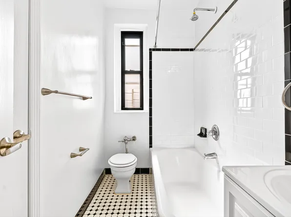 190 East Mosholu Parkway South image 32 of 36