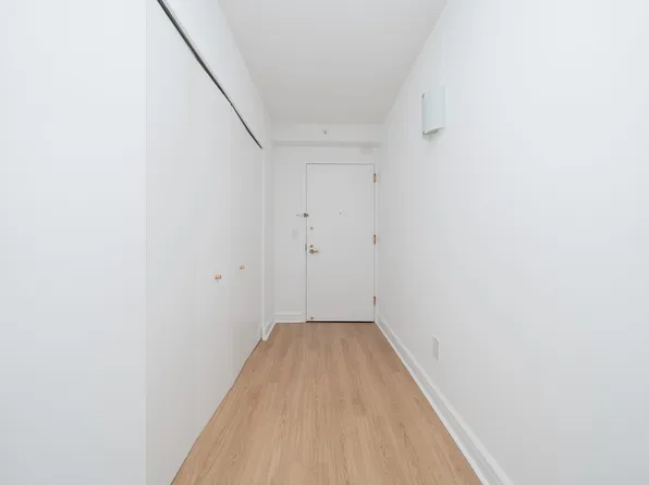 140 Riverside Boulevard image 14 of 17