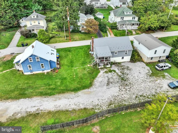 17 N Hill St, Stewartstown, PA 17363