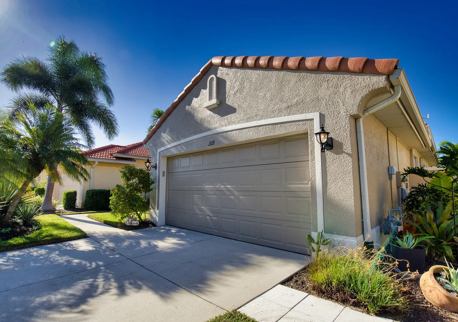 Seasonal Short-Term 2 Bedroom 2 Bathroom Single Family Home in Venetian Golf & River Club! — Photo 1