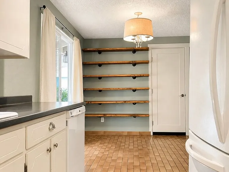 441 Columbia St — Photo 15