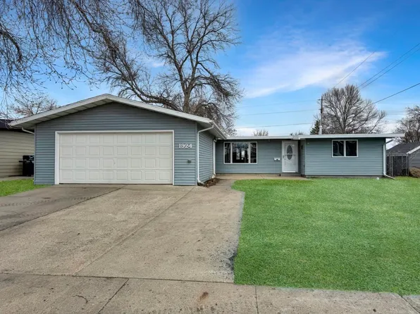 1924 1st Ave SW, Minot, ND 58701
