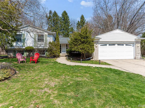579 Fox River Dr, Bloomfield Hills, MI 48304