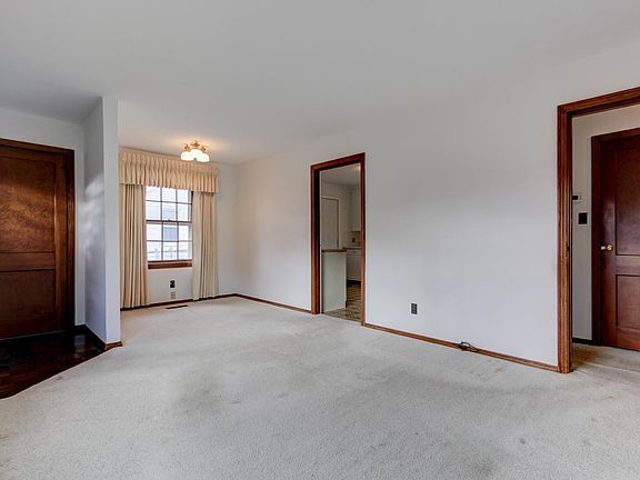 4th image of 2717 NE Spencer St