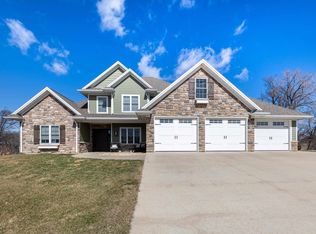 887 Amara Ct, Peosta, IA 52068