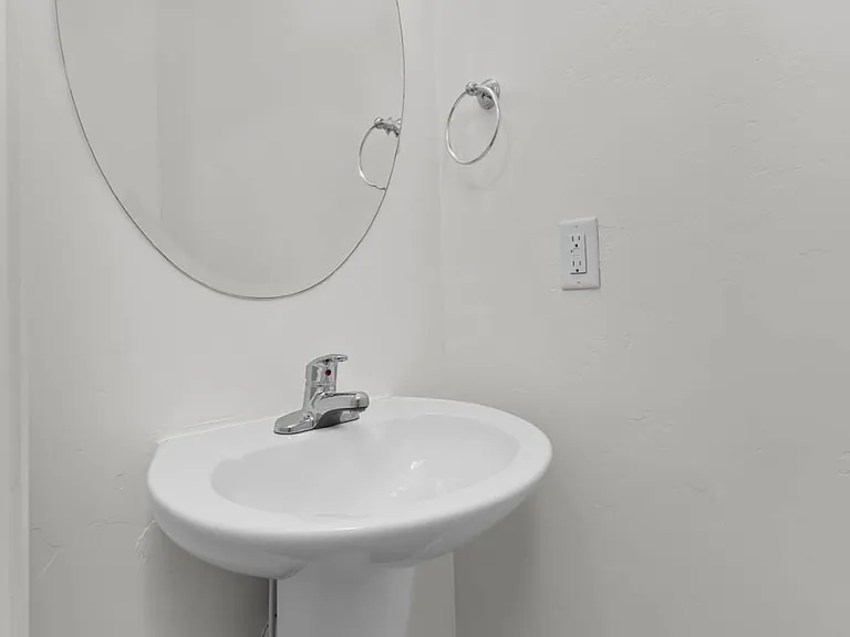 246 S 1800 E — Photo 12