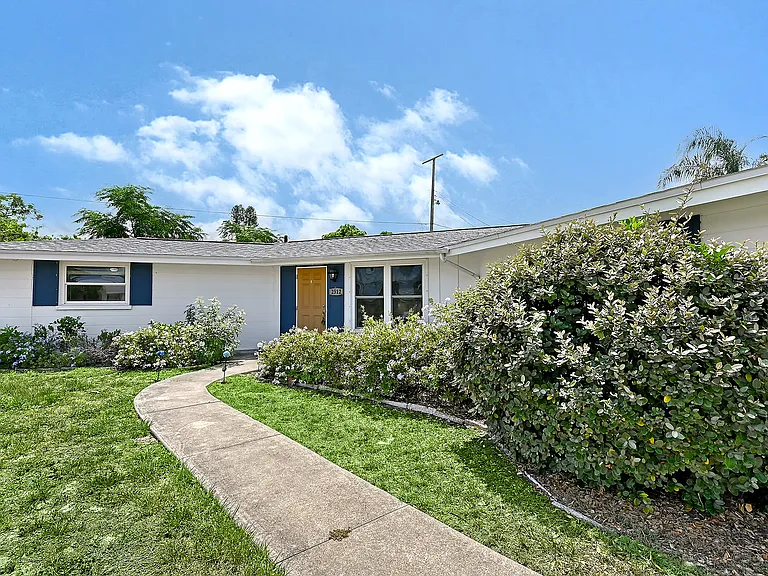 2512 Post Rd — Photo 1