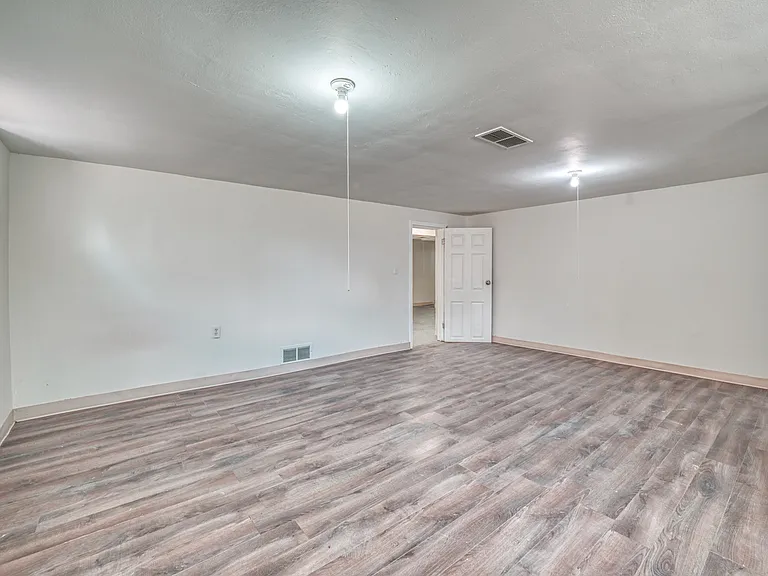 1139 Miller Ave — Photo 29