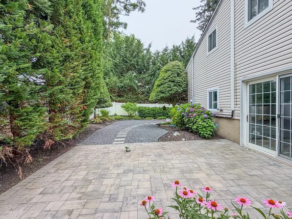 16 Brookside Dr, Huntington, NY 11743