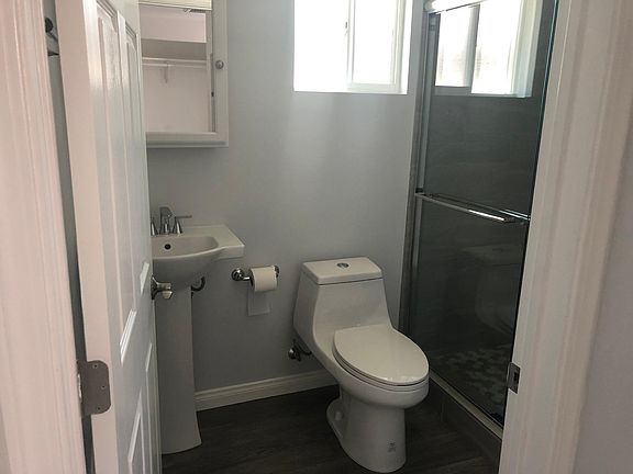 4th image of 15436 Romar St