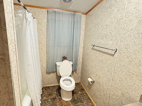 3rd image of 1050 Long Branch Dr