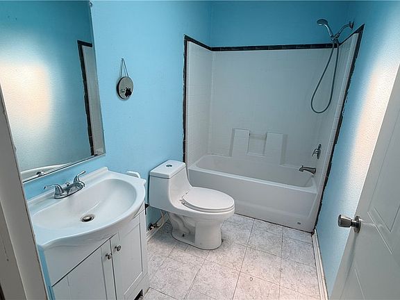 5th image of 855 Spring Rd