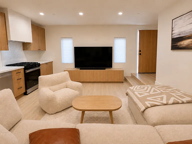 2705 Benedict St — Photo 3
