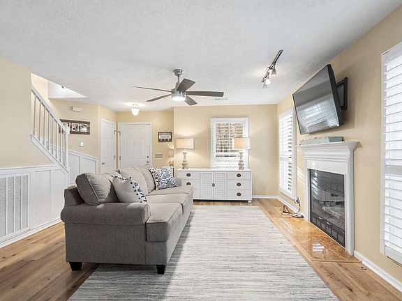 4th image of 107 Waters Edge Ln