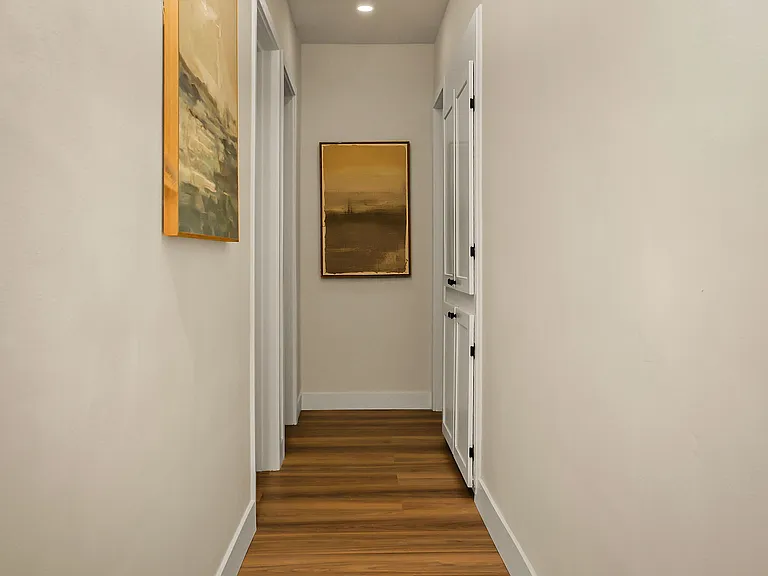 2046 S Burnside Ave — Photo 26