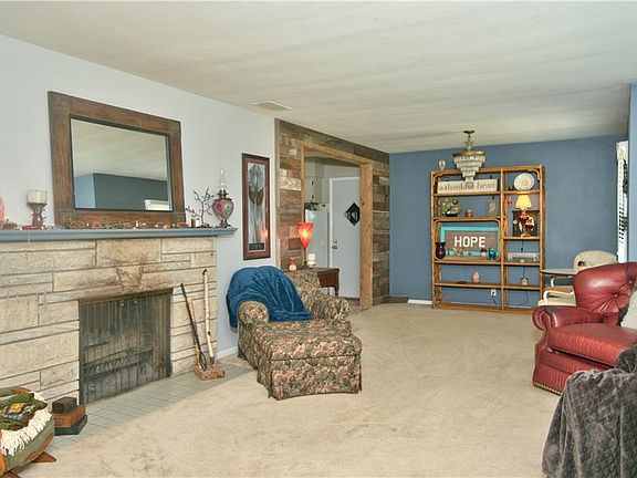 3rd image of 407 Edgewood Dr
