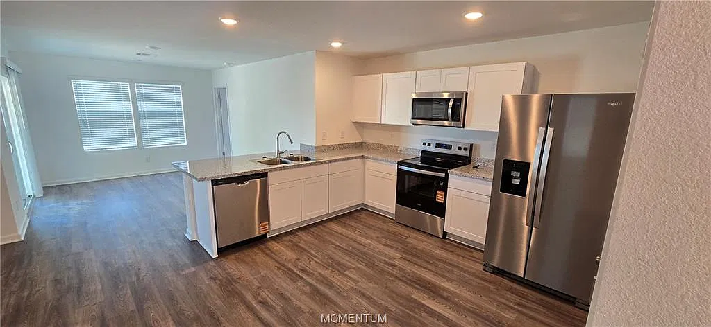 3 bed, 2.0 bath, 1470 sqft, $1,900 — Photo 2