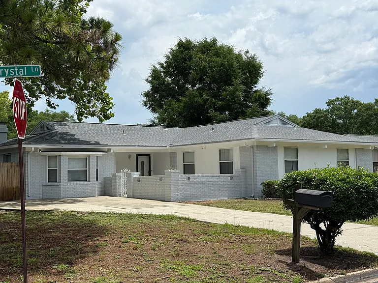 401 Crystal Ln — Photo 2