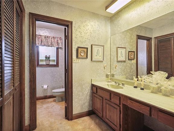 5th image of 807 Plantation Ln