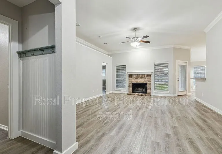 1800 Meadowlark Ln — Photo 3