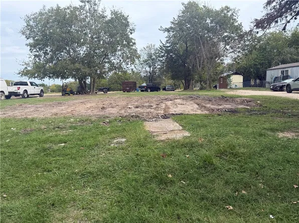 1418 Chinski St, Navasota, TX 77868