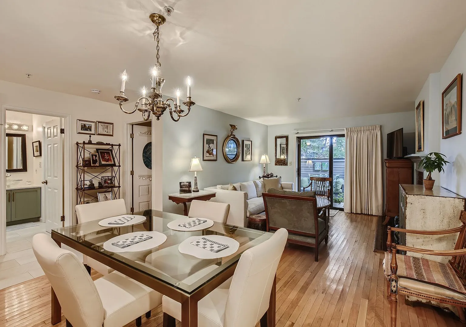 Ideal Downtown 1 BDR Close to Shops & Trails — Photo 1