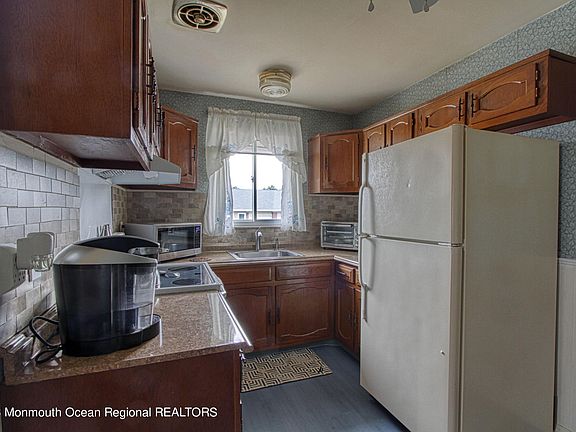 2nd image of 9 Lafayette Drive #B