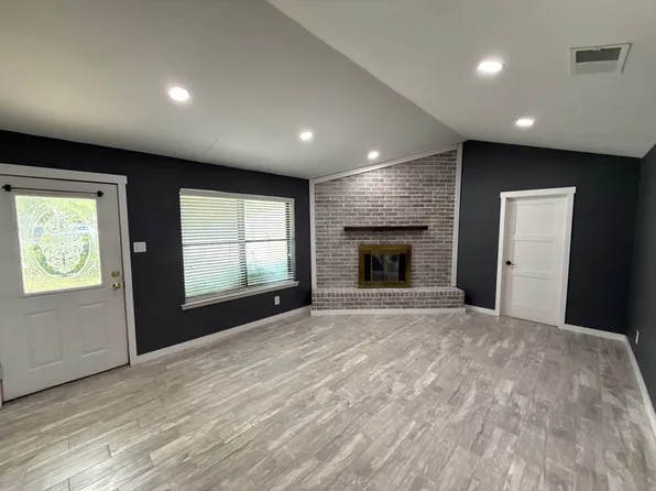 137 W 6th St, Krum, TX 76249