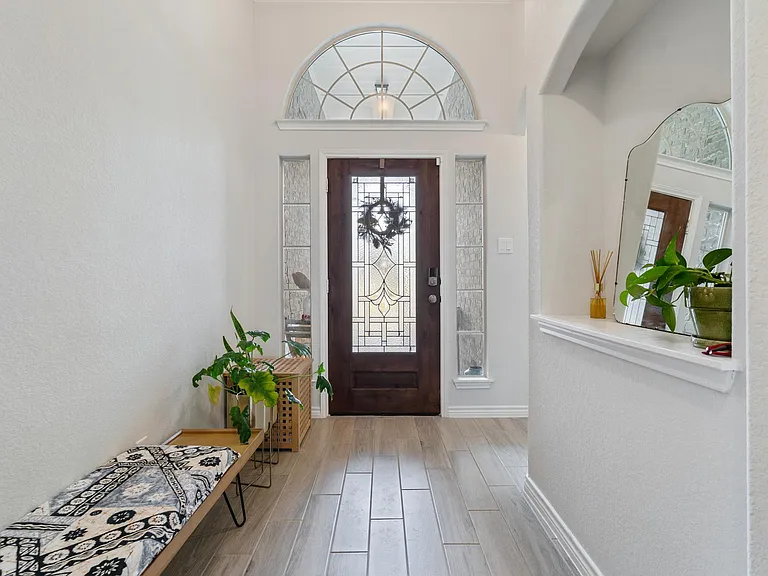 608 Lister Dr — Photo 5