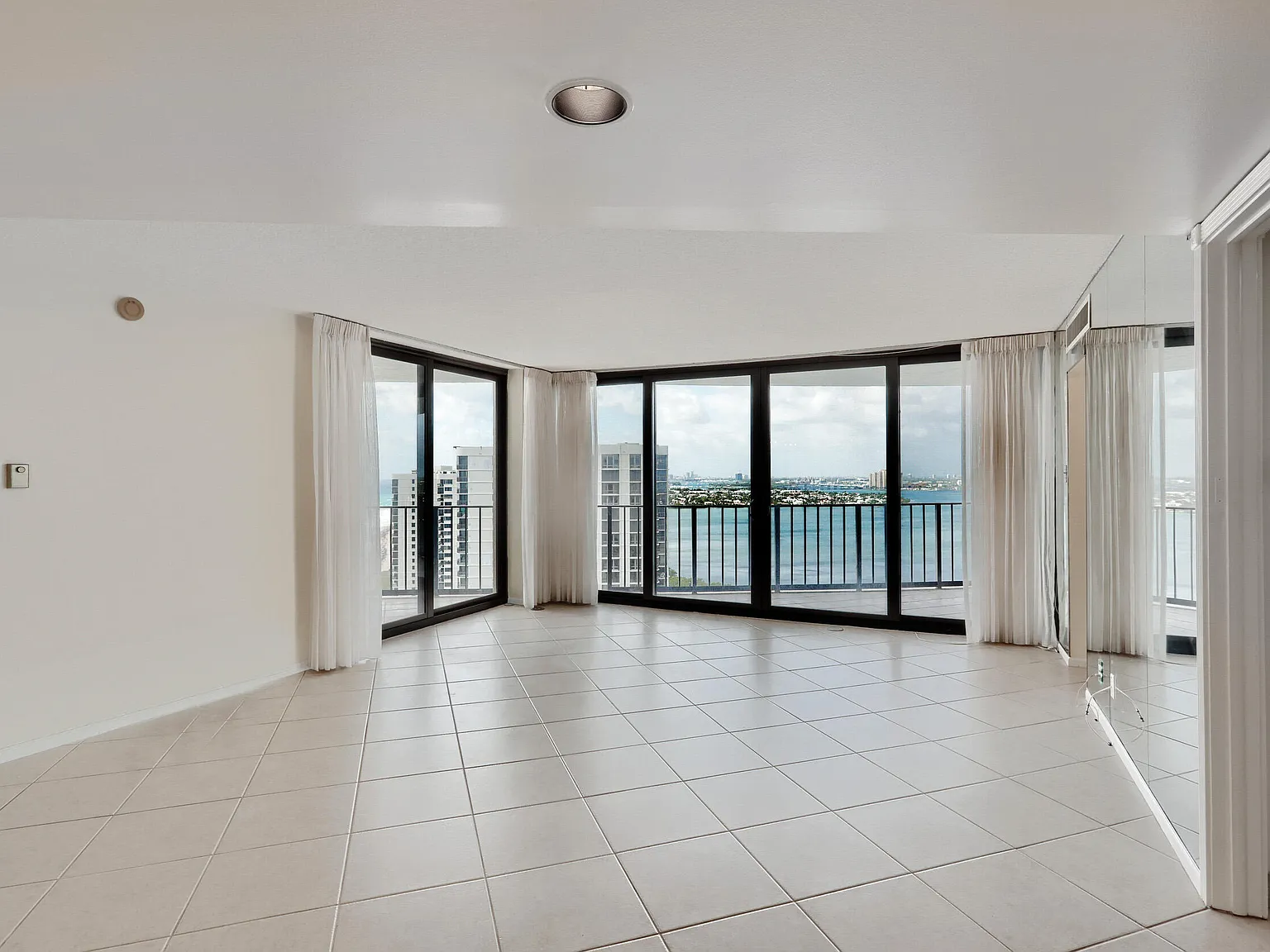 2 bed, 2.0 bath, 1181 sqft, $4,300 — Photo 4