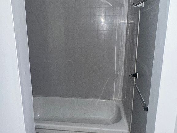 4th image of 711 Arch St #206