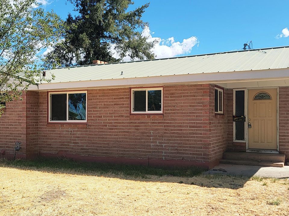 1st image of 985 NE Crest Dr