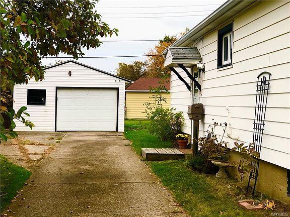 4th image of 50 Nandale Dr