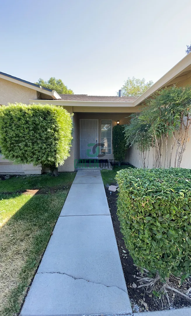 Beautiful 4 Bedroom, 2 Bathroom Home Available in Riverbank! — Photo 4