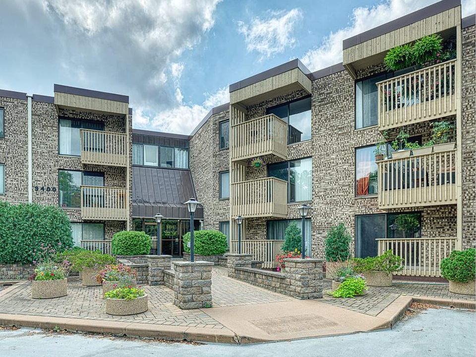 Outside View Of Entry To The Front Of The Condo Building.